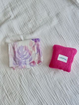 The folded LadyPad fits into any handbag. 👛 It takes up just as much space as a disposable one – but you can use it again...